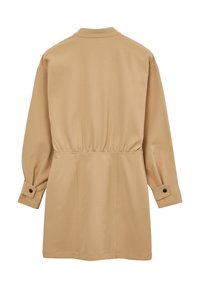 Beige langärmliges Kleid mit tailliertem Design und kragenlosem Ausschnitt. Verfügt über geknöpfte Manschetten und eine glatte, weiche Textur.