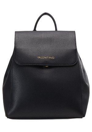 Sac à dos Valentino en cuir noir texturé avec poignée supérieure et fermeture à rabat ornée d'un lettrage logo doré.