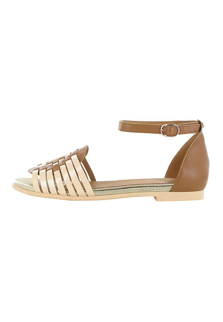Braune und beige flache Sandalen mit einem geflochtenen Design an der Vorderseite, einem verstellbaren Knöchelriemen und einer strukturierten Ferse.