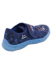 Blauwe textiele schoenen met een klittenbandsluiting, voorzien van een auto-embroidery detail. Uitgevoerd in een donkerblauw ontwerp met een lichtblauwe zool en rode accenten.