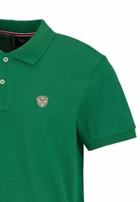 Grünes Polohemd aus strukturiertem Stoff, mit einem Drei-Knopf-Verschluss und einem Wappenlogo auf der Brust. Kurze Ärmel, klassischer Kragen.