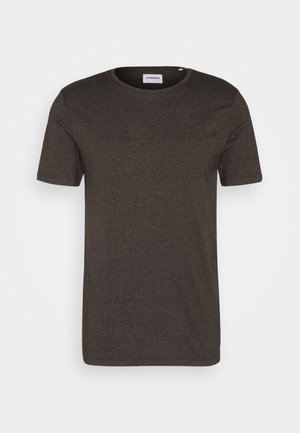 Donkergroene t-shirt met korte mouwen, ronde hals, gladde textuur, geen patronen of accenten, eenvoudig ontwerp, geschikt voor casual kleding.