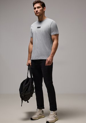 - T-shirt z nadrukiem