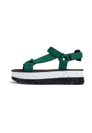 Sandalias de plataforma verdes con tiras ajustables, que presentan una mediasuela moteada blanca y una suela negra. Las tiras texturizadas mejoran el agarre.