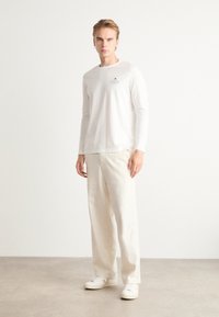 Tommy Hilfiger STACK TEE - Maglietta a manica lunga - white