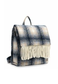 Woll-Rucksack im blauen und cremefarbenen Karomuster mit einem fransigen unteren Rand. Verfügt über einen oberen Griff und verstellbare Träger zum Tragen.