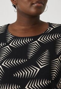 Vero Moda Curve VMCEASY  - T-Shirt print - black/kanya