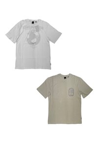 Zwei kurzärmlige T-Shirts: eines weiß mit einem grafischen Aufdruck, das andere beige mit einem kleinen blauen Design auf der Brust. Aus weichem Stoff gefertigt.