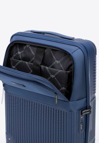 Maleta rígida azul con textura acanalada vertical, cremalleras dobles, un compartimento acolchado y un interior con un diseño de marca en tela negra.