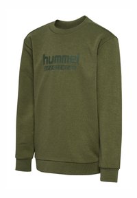 Olivgrön sweatshirt med rund hals och långa ärmar, med texten "hummel SPORTSWEAR" tryckt på bröstet i mörkgrönt.