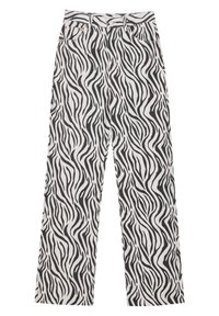 Pantalon imprimé zèbre en noir et blanc, avec une coupe ample, un design à cinq poches et une taille à fermeture par bouton métallique.