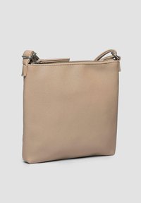 Borsa a tracolla in pelle beige con una texture liscia, forma rettangolare, chiusura con zip e una tracolla rimovibile per opzioni di trasporto versatili.