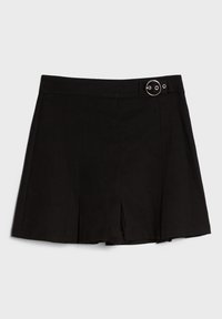 Shorts neri plissettati con una superficie liscia, caratterizzati da un dettaglio in metallo a forma di cerchio sulla cintura e un design strutturato.