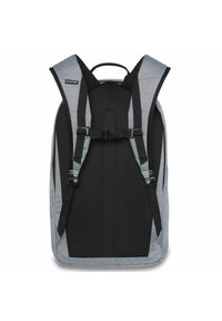 Grijze en zwarte rugzak met gevoerde schouderbanden, verstelbare borstgesp en een gladde textuur. Opvallende zijvakken voor opslag.