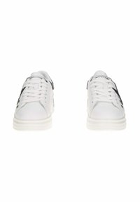 Sneaker bianche con finitura in pelle liscia, punta rotonda e suola piatta. Presentano accenti grigi e un dettaglio in pizzo metallico testurizzato.