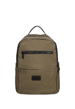Olivgrüner Rucksack mit einem oberen Griff, einer vorderen Reißverschlusstasche, einer unteren offenen Tasche und einem schwarzen Logo-Patch auf der Vorderseite.