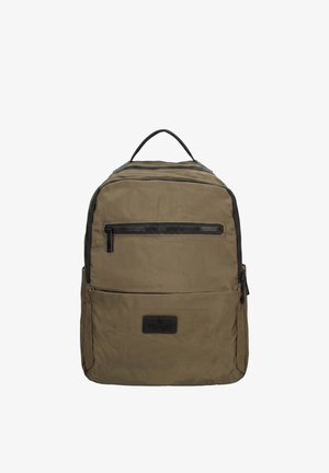 Zaino verde oliva con maniglia superiore, tasca frontale con zip, tasca inferiore aperta e patch logo nero sulla parte frontale.