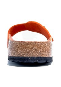 Sandalo con suola in sughero e una cinturino arancione brillante, caratterizzato da una superficie testurizzata e una base in gomma nera per la presa e la durata.