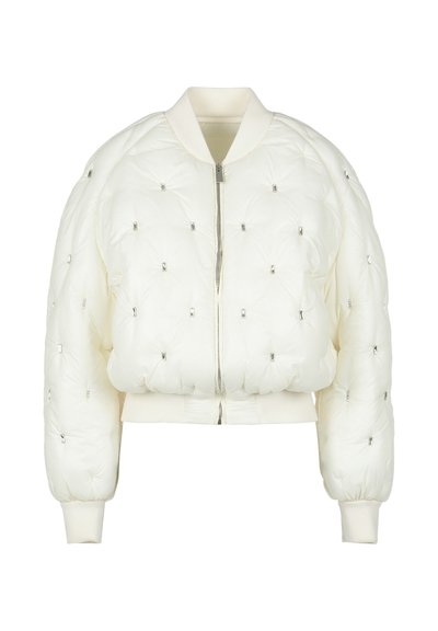 Kvadruoto balto bomber tipo striukė su priekiniu užtrauktuku, įrengtomis žakardo rankovėmis ir apykakle, papuošta mažais metaliniais akcentais.