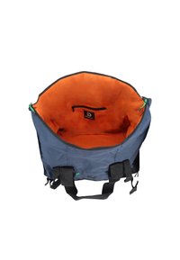 Borsa a sacca blu con un interno arancione brillante, dotata di manici neri, chiusura con zip e una tasca interna con etichetta logo.
