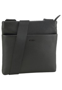 Černá kožená crossbody taška s texturovaným povrchem, obsahující popruh a embosované logo. Kompaktní design s elegantním, minimalistickým tvarem.