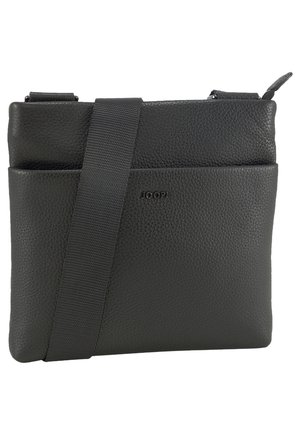 Sac en bandoulière en cuir noir avec une finition texturée, doté d'une bandoulière et d'un logo embossé. Conception compacte avec une forme élégante et minimaliste.