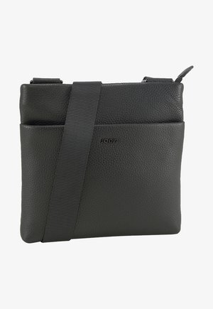 Schwarze Leder-Umhängetasche mit strukturierter Oberfläche, ausgestattet mit einem Tragegurt und einem geprägten Logo. Kompaktes Design mit einer schlanken, minimalistischen Form.