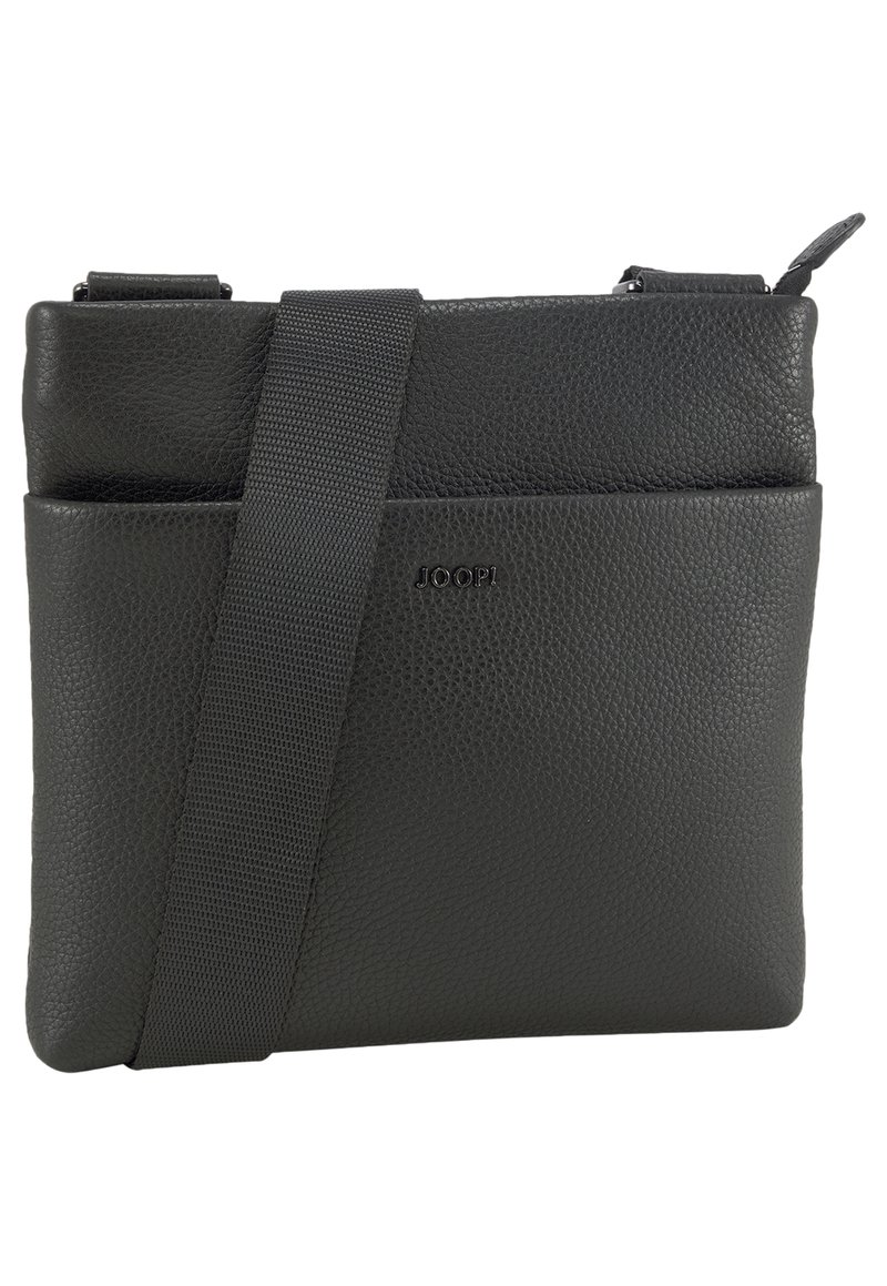 Černá kožená crossbody taška s texturovaným povrchem, obsahující popruh a embosované logo. Kompaktní design s elegantním, minimalistickým tvarem.