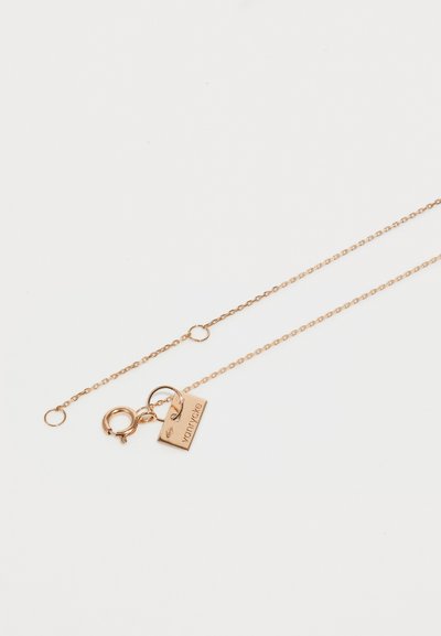 Cercei din metal cu tonuri de aur, cu o lanț delicat, având un închizător tip homar și un tag rectangular gravat cu "vanitykée."