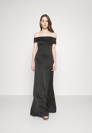 Zwarte off-the-shoulder jurk van een gladde, glanzende stof. Aansluitend lijfje met een uitlopende rok, lange jurk tot op de vloer en minimale accenten.