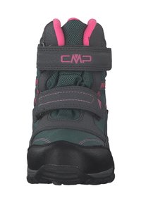 Bota de senderismo gris con acentos en rosa. Fabricada en material sintético, cuenta con correas de velcro, una superficie texturizada y una suela resistente para tracción.