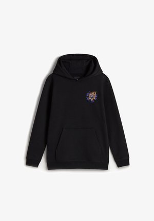 Sudadera negra con bolsillo frontal. Presenta un diseño bordado en púrpura y naranja en el lado izquierdo del pecho. Fabricada con un tejido suave y texturizado.