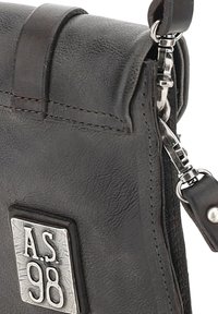 Čierna kožená kabelka s textúrovaným povrchom, rolovaným vrchom, strieborným zipsom a kovovou logom doskou s nápisom "A.S. 98."