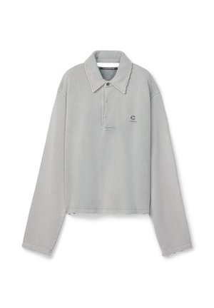 Pull-over gris clair à manches longues avec un col large, une patte de boutonnage partielle et un petit logo sur la poitrine gauche.