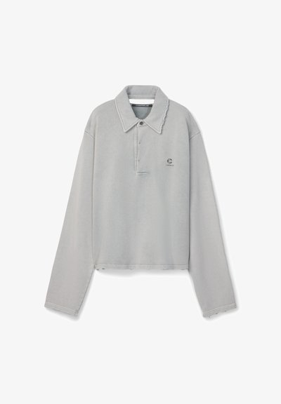 Pull-over gris clair à manches longues avec un col large, une patte de boutonnage partielle et un petit logo sur la poitrine gauche.