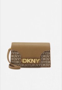 Rjava torbica DKNY iz teksturirane tkanine z vzorcem logotipa in zlato roza poudarkom logotipa na sprednji strani. Vključen je odstranljiv trak.