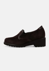 Scarpa slip-on in suede marrone scuro con tacco basso a blocco, caratterizzata da un dettaglio in pelle lucida lungo la cucitura e suola in gomma testurizzata per una migliore aderenza.
