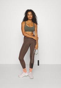 Nike Performance ZENVY STRAPPY - Sports-BH-er med lett støtte - cargo khaki/white