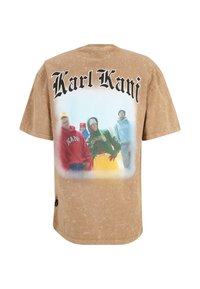 Barna pamut póló, amelyen egy nagy grafika látható négy figurával és fekete "Karl Kani" felirattal. Lazább szabású, ásványi mosott textúrával.