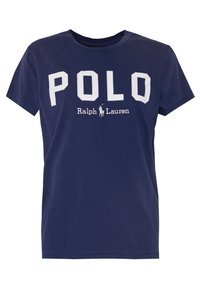 Námořnická modrá bavlněná tričko s bílým textem "POLO" a logem "Ralph Lauren". Klasický kulatý výstřih a krátké rukávy. Měkká textura.
