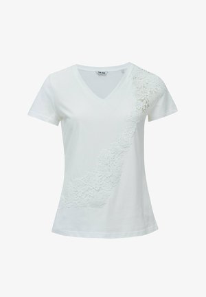 Bela bombažna majica z V-izrezom in kratkimi rokavi, ki ima dekorativni bel čipkast panel na levi strani.