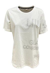 T-shirt bianco in cotone con maniche corte, caratterizzato da scritte in strass scintillanti sul davanti, scollatura rotonda e vestibilità rilassata.