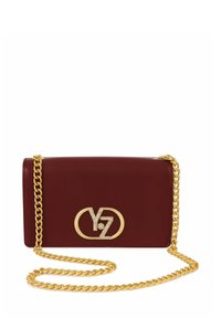 Borsa a tracolla in pelle bordeaux con catena dorata, caratterizzata da un grande logo in oro e cristallo sul davanti. Forma rettangolare elegante.