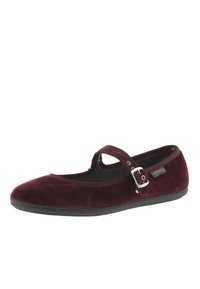 Zapato Mary Jane de terciopelo burdeos con suela de goma plana, correa ajustable y punta redondeada. Textura suave con un acabado liso.