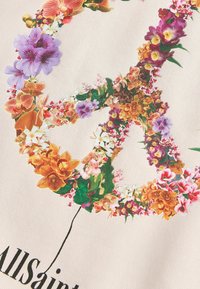 Diseño de signo de paz floral que presenta una variedad de flores coloridas en tonos de púrpura, naranja y amarillo sobre un fondo beige. Incluye el texto "AllSaints".