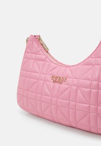 Guess ASSIA TOP ZIP SHOULDER BAG - Kézitáska - pink