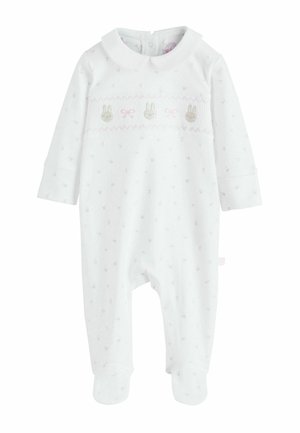 Balts bērnu kombinezons no mīksta auduma ar apaļu apkakli, ar pasteļtoņu rakstu un adītu zaķēna dizainu uz krūtīm.