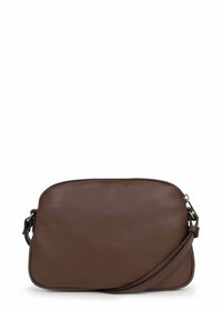Borsa a tracolla in pelle marrone con chiusura a zip e tracolla regolabile su sfondo bianco.