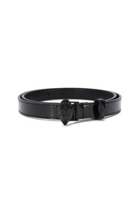 Ceinture en cuir verni noir au design épuré, dotée d'une boucle texturée en forme de coquillage et de plusieurs trous de taille.