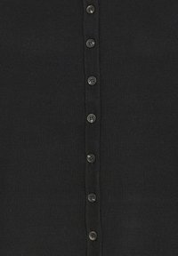 Cardigan nero realizzato in tessuto a maglia a coste con abbottonatura a sei bottoni grigi. Texture liscia e design aderente.